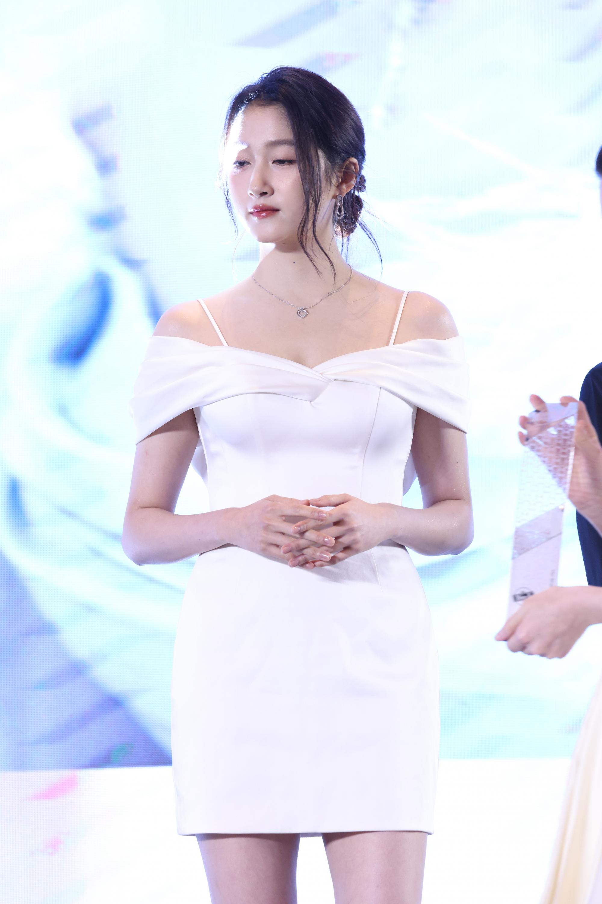 关晓彤生图白色连衣短裙半身现场生图照[10]